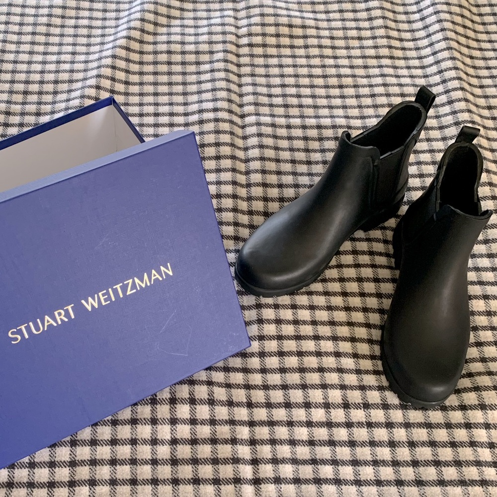 Make a splash in these adorable Stuart Weitzman Reign Booties! Size 9B